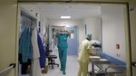 Petugas Medis di Italia Bahu Membahu Merawat Pasien Corona