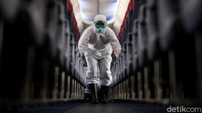 Ketika Pesawat Mandi Disinfektan Maraknya virus corona membuat pelayanan penerbangan ikut menghalau penyebaran dengan operasi disinfeksi lewat cairan disinfektan.