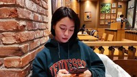 Dikirimkan food truck oleh temannya, Kwon Nara terlihat senang dan berfoto di depan food truck tersebut. Food truck tersebut berisi minuman kopi, cappuccino, dan camilan. Foto: Instagram @hv_nara