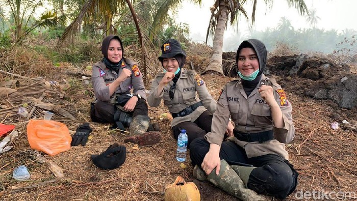 3 polwan anggota Polres Inhil Riau ikut memadamkan karhutla selama sepekan (dok. Istimewa)