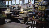 Di beberapa minimarket hanya terlihat dua atau tiga orang pembeli saja.