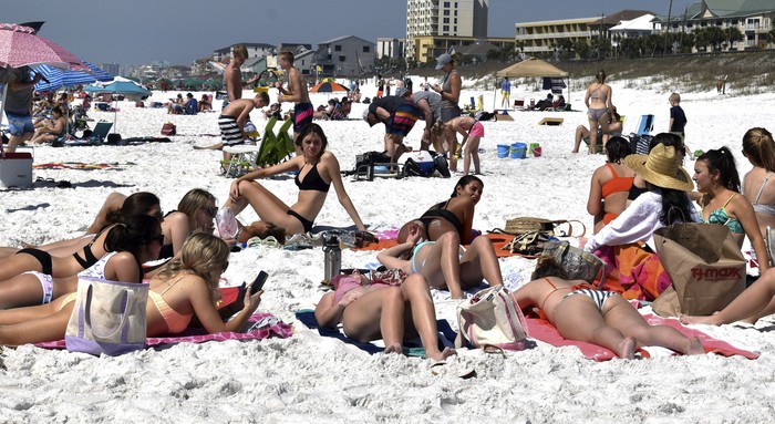 Ada Imbauan Social Distancing, Pantai Miami Masih Ramai TravelerVirus Outbreak Florida Spring Break Ada-ada saja ulah Traveler bandel yang tak menghiraukan imbauan untuk social distancing guna mengurangi penyebaran virus Corona. Seperti di Pantai Miami ini yang masih ramai traveler.