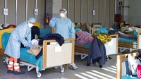 Dua orang petugas medis memeriksa para pasien yang berada di Rumah Sakit Brescia, Italia. AP Photo/Luca Bruno.