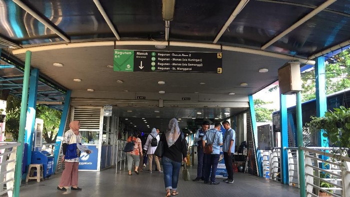 Ada pemandangan yang berbeda di Halte Bus TransJakarta Ragunan setelah Gubernur DKI Jakarta Anies Baswedan mengembalikan kembali jam normal operasional armada. Tidak ada lagi antrean panjang penumpang seperti Senin kemarin.