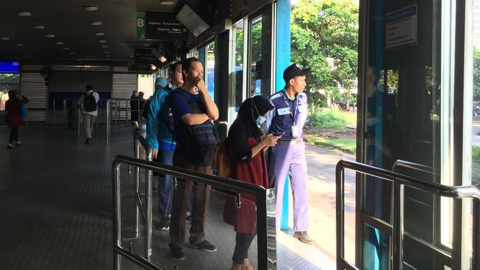 Ada pemandangan yang berbeda di Halte Bus TransJakarta Ragunan setelah Gubernur DKI Jakarta Anies Baswedan mengembalikan kembali jam normal operasional armada. Tidak ada lagi antrean panjang penumpang seperti Senin kemarin.