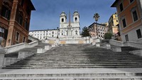 Sebelumnya, The Spanish Steps atau Tangga Spanyol ramai didatangi wisatawan yang ingin sekadar duduk-duduk santai. Setelah Italia menutup semua destinasi kecuali apotek dan toko makanan, tangga ini sepi tanpa wisatawan.(Getty Images)