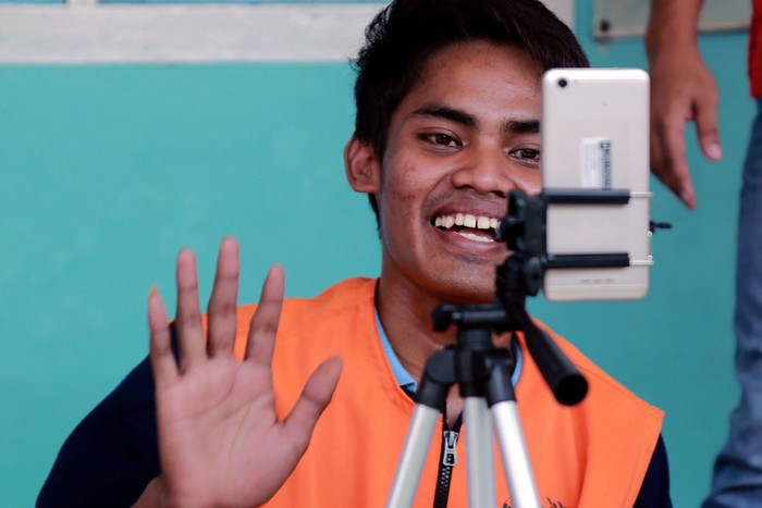 Napi di Lapas Blitar Video Call dengan Keluarga Guna Cegah Corona Lapas Kelas II B Blitar, tutup akses kunjungan keluarga imbas corona. Guna mudahkan napi bersilaturahmi dengan keluarga mereka diizinkan lakukan panggilan video