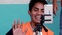 Warga binaan memanfaatkan fasilitas panggilan video (Video Call) dibawah pengawasan petugas di Lapas Kelas II B Blitar, Jawa Timur, Selasa, (17/3/2020).