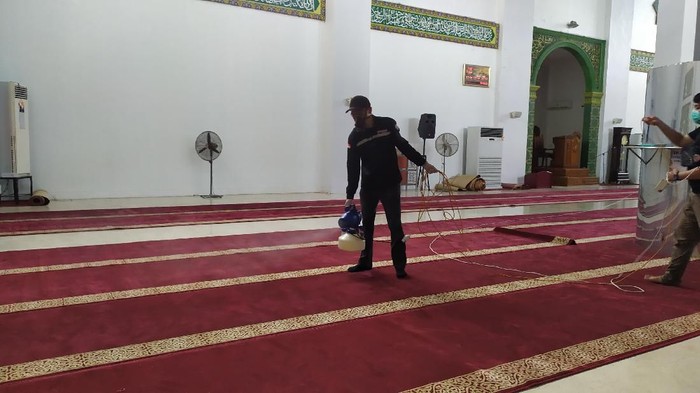 Masjid Raya Achmad Yani Manado melakukan penyemprotan disinfektan