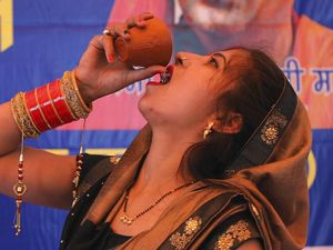 Tangkal Virus Corona, Warga di India Minum Air Kencing Sapi