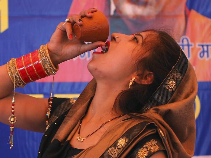 Warga India Minum Air Kencing Sapi karena Virus Corona An Indian Hindu man drinks cow urine during an event organized by a Hindu religious group to promote consumption of cow urine as a cure for the new coronavirus in New Delhi, India, Saturday, March 14, 2020. The vast majority of people recover from the new coronavirus. According to the World Health Organization, people with mild illness recover in about two weeks, while those with more severe illness may take three to six weeks to recover. (AP Photo/Altaf Qadri)