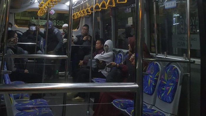 antrean penumpang transjakarta