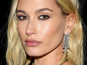 Tips Hailey Bieber Basmi Jerawat di Area Mulut karena Pakai Masker Seharian