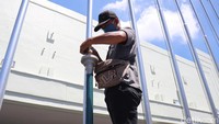 Selain itu, tiang bendera yang berjajar di samping Gedung Merdeka juga dicat.