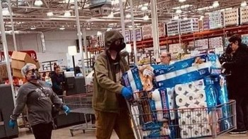 Semua belanja tisu toilet secara berlebihan. Foto: Bored Panda