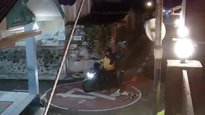 Tangkapan layar rekaman CCTV dugaan aksi peracun anjing di Klaten, Selasa (17/3/2020).