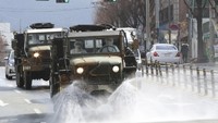 Truk-truk militer Korea Selatan menyemprotkan cairan disinfektan di berbagai jalan utama. Korea Selatan sempat menjadi negara dengan peningkatan jumlah penderita virus corona terbesar setelah China (AP/Aaron Favila)