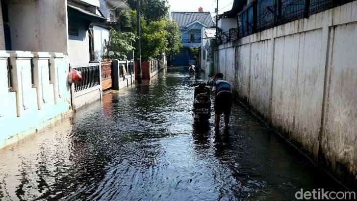 Permukiman warga di kawasan Jakarta Timur tergenang. Genangan air itu muncul imbas hujan deras yang mengguyur Jakarta Senin (16/3) kemarin.
