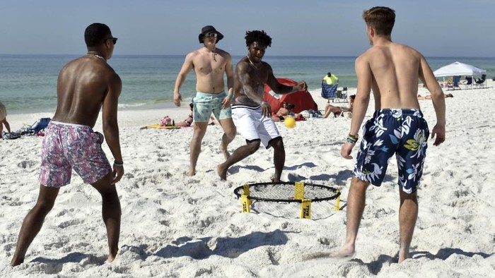 Ada-ada saja ulah Traveler bandel yang tak menghiraukan imbauan untuk social distancing guna mengurangi penyebaran virus Corona. Seperti di Pantai Miami ini yang masih ramai traveler.
