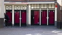 Area Red Light Distrik yang berada di Amsterdam, Belanda, turut ditutup guna mengantisipasi penyebaran virus Corona kian meluas di masyarakat. AP Photo/Peter Dejong.
