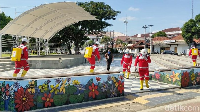 Palang Merah Indonesia di Purworejo, Jawa Tengah, melakukan operasi disinfeksi dengan menyemprotkan cairan disinfektan di sejumlah fasilitas umum.