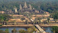 Candi Angkor Wat di Provinsi Siem Reap menunjukkan pemandangan yang belum pernah terlihat sebelumnya. Seluruh kuil terlihat kosong. (Getty Images)