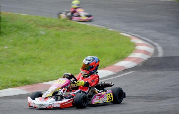 Kakak Beradik Ini Rajai Kelas Mini Rok Kejurnas Gokart 2020 Tidak ada rencana Aditya Wibowo dan Calvin Wibowo turun di ajang seri 2 Kejurnas Gokart Eshark Rok Cup di Sentul International Karting Circuit, Bogor. Malah juara!