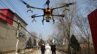 Kota Wuhan sempat menerjunkan beberapa drone untuk menyemprotkan disinfektan (China Daily)