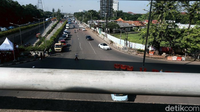 Ganjil genap sementara ini tidak diberlakukan di beberapa titik di Jakarta. Hal itu dilakukan sebagai upaya pencegahan penyebaran virus corona.