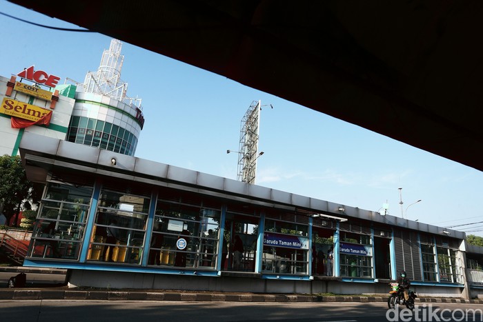 Pelayanan Busway di Terminal Pinang Ranti Kembali Normal PelayananΒ bus TransJakartaΒ reguler di Terminal Pinang Ranti, Jakarta Timur, Selasa (17/3/2020), kembali normal. Setelah sebelumnya sempat terjadi penumpukan penumpang karena pengurangan jam layanan akibat Pandemi Corona.