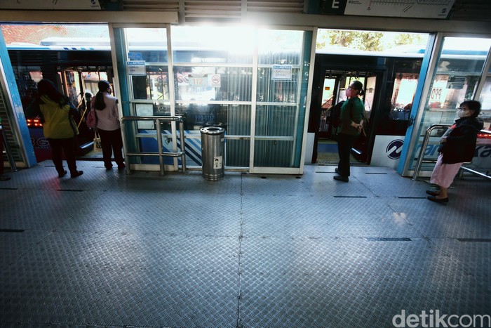 Pelayanan Busway di Terminal Pinang Ranti Kembali Normal PelayananΒ bus TransJakartaΒ reguler di Terminal Pinang Ranti, Jakarta Timur, Selasa (17/3/2020), kembali normal. Setelah sebelumnya sempat terjadi penumpukan penumpang karena pengurangan jam layanan akibat Pandemi Corona.