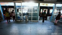 Setelah sebelumnya diberlakukan pengurangan jam layanan pada Senin (16/3) lalu, kini bus TransJ mulai melayani penumpang seperti biasa.