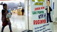 Seorang warga tampak beraktivitas di Samsat Pondok Gede, Bekasi.