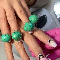 Salon kuku Nail Sunny yang terkenal kerap membuat nail art-nail art unik membuat dengan bentuk virus 3D. Bagian ujung kuku dibuat seperti orang menggunakan masker medis.  Foto: Instagram