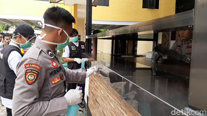 Polresta Probolinggo melakukan bersih-bersih dan penyemprotan disinfektan