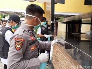 Ruang SPKT dan SKCK Probolinggo Kota Disemprot Disinfektan