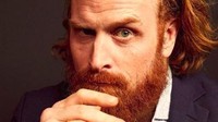 Selanjutnya ada bintang Game of Thrones, Kristofer Hijvu, yang mengaku positif terinfeksi virus tersebut bersama keluarganya. Foto: Dok. Instagram