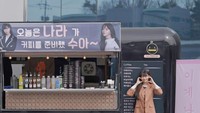 Momen Nara sedang menikmati kopi ia pamerkan lagi di Instagram pribadinya. Secangkir kopi hangat sedang Kwon Nara nikmati. Foto: Instagram @hv_nara