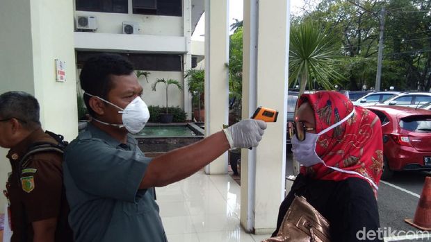 Hakim Bersuhu Tubuh Lebih 38 Derajat Dilarang Masuk PN Bandung