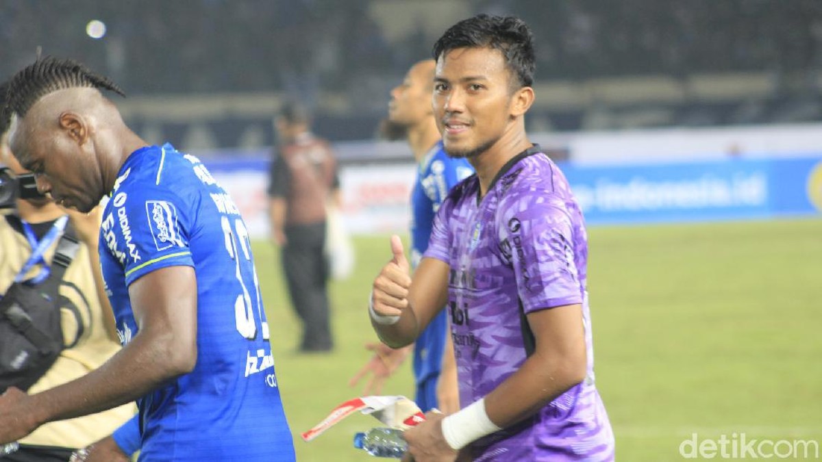 Kiper Persib Bandung, Teja Paku Alam, tak cedera serius. (Foto: detikcom/Yudha Maulana)