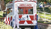 Mobil ambulans pun disiagakan untuk mengevakuasi para pasien corona guna menjalani perawatan intensif di rumah sakit. Cecilia Fabiano/LaPresse via AP.