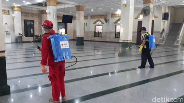 Corona Mewabah, Masjid Agung dan Fasum di Brebes Disemprot Disinfektan