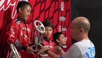 Hasilnya, seperti yang telah diprediksi, Aditya (11 tahun) menjadi juara 1 dan Calvin sang adik juara kedua di balapan yang diikuti belasan starter tersebut. Tanda-tanda Adit bakal berjaya telah kelihatan sejak sesi practice, QTT, Heat, Prefinal dan Final dengan selalu mendominasi, bergantian dengan Qarrar Firhand. Foto: dok. UT Racing