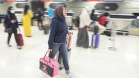 Area kawasan bandara pun terus di semprot cairan disinfektan.