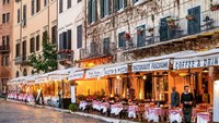 Restoran Italia yang populer, Piazza Navona di Roma, biasanya ramai didatangi wisatawan. Italia, yang telah memberlakukan lockdown, membuat warganya tetap tinggal di dalam rumah. (Getty Images)