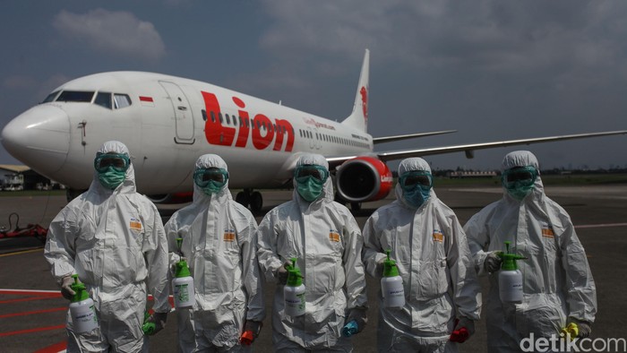 Maraknya virus corona membuat pelayanan penerbangan ikut menghalau penyebaran dengan operasi disinfeksi lewat cairan disinfektan.