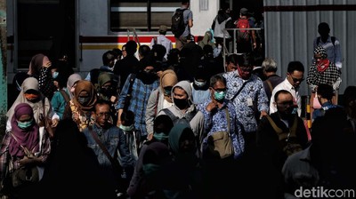 Aktivitas Penumpang KRL di Jakarta Masih Normal