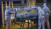 Sejumlah petugas menangangi seorang pasien dengan menggunakan alat khusus di Rumah Sakit Columbus Covid 2 di kawasan Roma, Italia, Senin (16/3/2020), waktu setempat. AP Photo/Alessandra Tarantino.