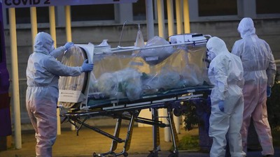 Petugas Medis di Italia Bahu Membahu Merawat Pasien Corona