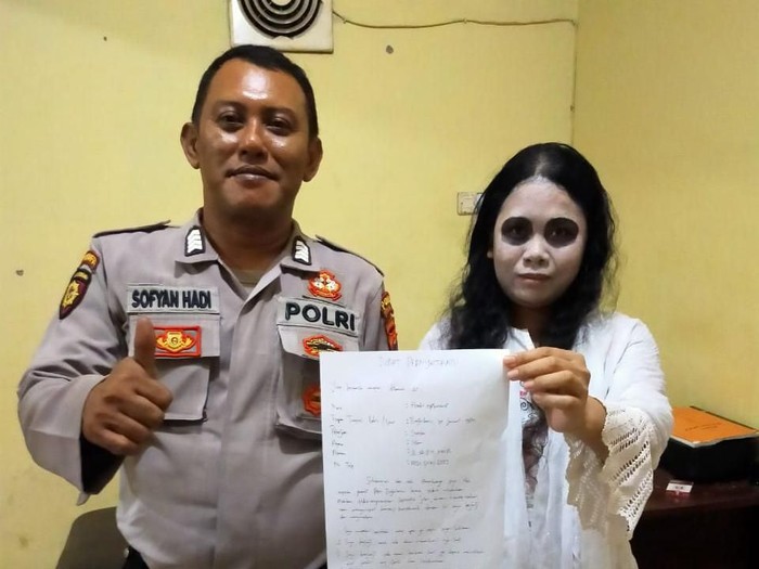 Polres Banjarbaru mengamankan 1 wanita berdandan ala kuntilanak yang bikin takut warga.